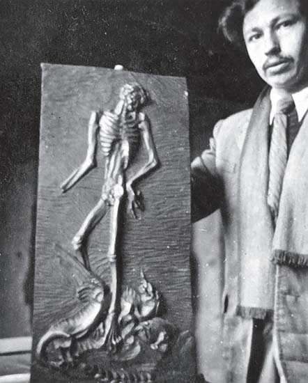 Image - Mykhailo Dzyndra (with his sculpture).